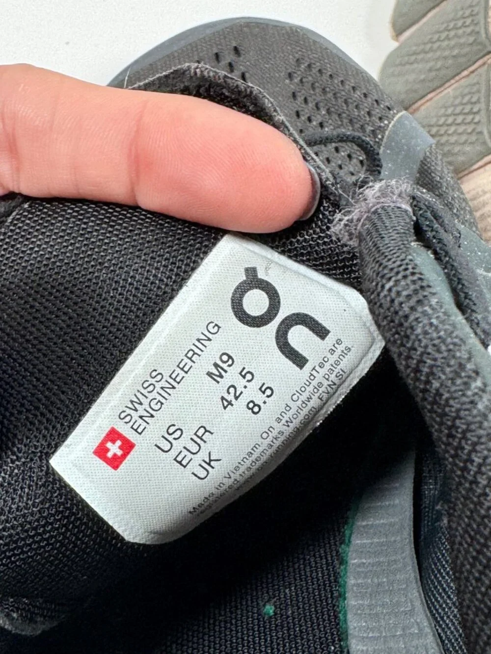 On Cloudflow Mens Running Shoes 9 42.5 Black Grey CloudTec Swiss Engineering